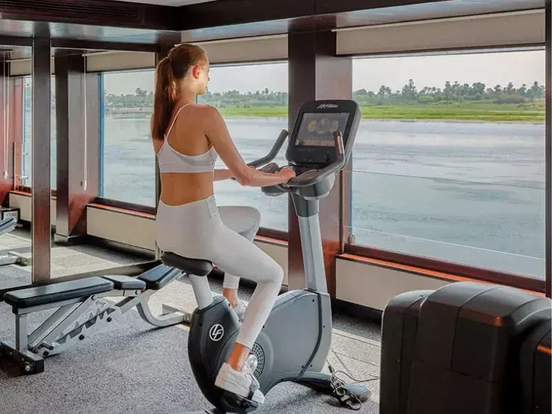 Donna nella Palestra di Crociera Oberoi Zahra, vacanze lusso egitto